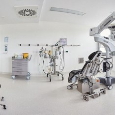 Foto eines Behandlungsstuhls mit Geräten herum