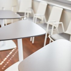 Nahaufnahme von Stühlen und kleinen Tischen aus dem Wartebereich